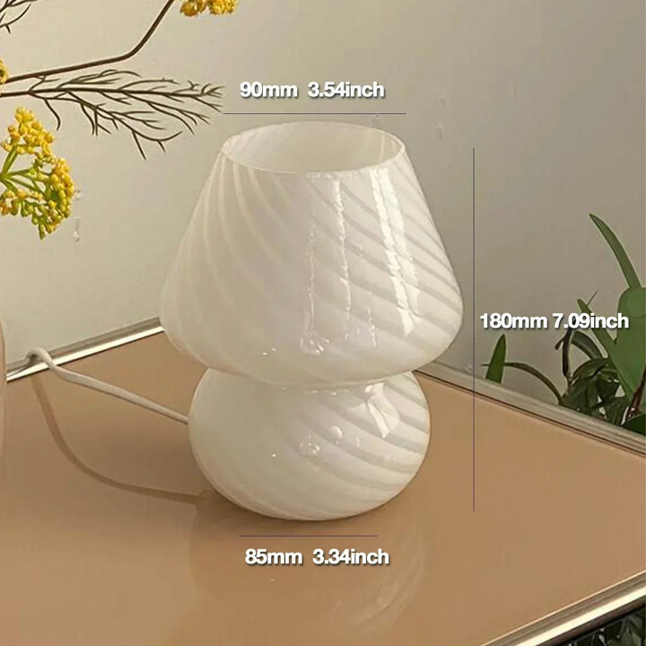 Stilfuld Murano bordlampe. Håndlavet belysning, perfekt som stuelampe eller stemningslys.