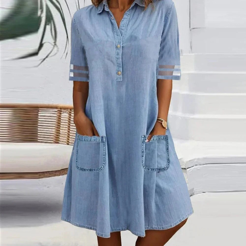Nanna kvinders blå denim minikjole med lommer, ideel til sommer & hverdag, i tidløs stil.