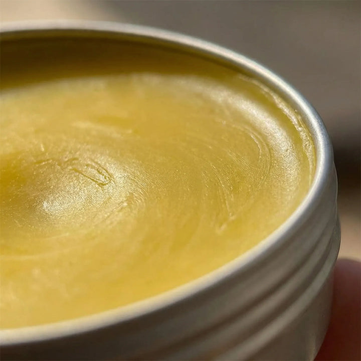 Træplejesalve med børste til beskyttelse og glans af træmøbler og gulve. Naturprodukt.