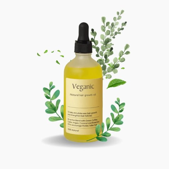 Flaske med naturlig hårvækstolie. En vegansk formular mod skaldethed, beriget med ricinus-, argan- og rosmarinolie.