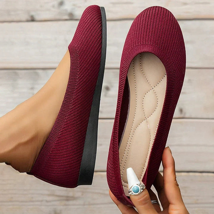 Frontbillede af komfortabel slip-on kvindersko, ergonomisk design og åndbart materiale.