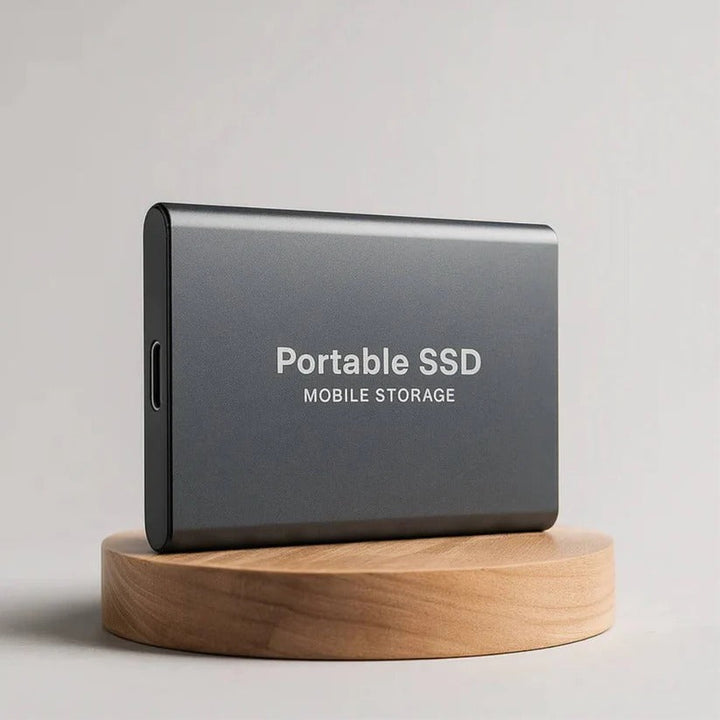 NomadDash USB-C SSD i rød. En lynhurtig ekstern harddisk, der giver sikker og effektiv lagring.