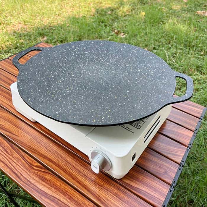 Robust induktionsstegepande med non-stick belægning for jævn varmefordeling og holdbarhed i køkkenet.