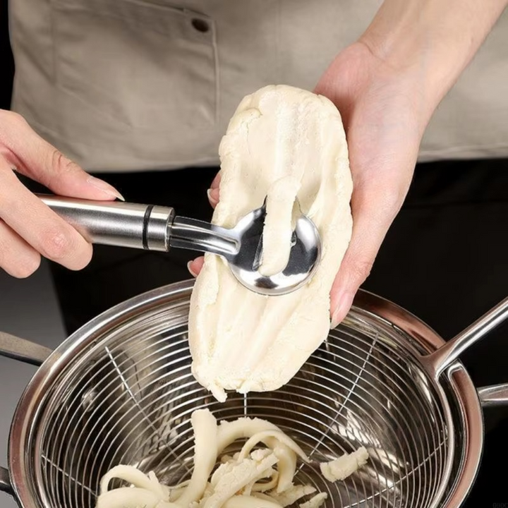 Køkkengadget NoodlEase nudelskærer i rustfrit stål, gør madlavning af pasta nem og sjov.