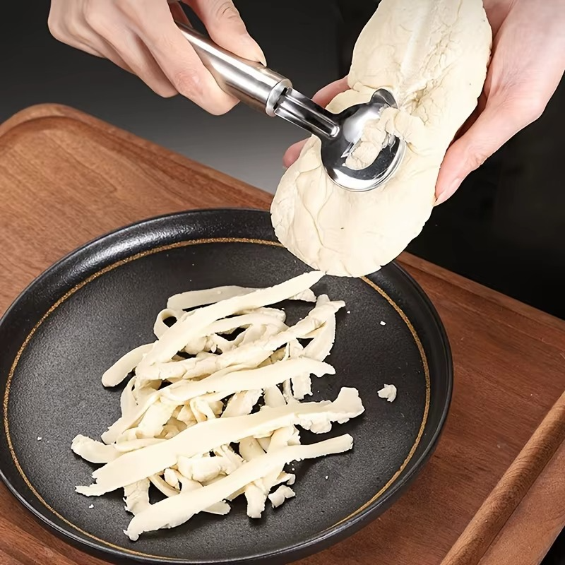 Ergonomisk NoodlEase nudelskærer til køkkenet. Skær friske nudler og pasta hurtigt og præcist.