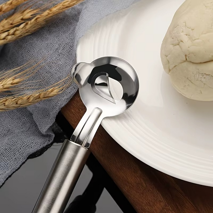 Præcis NoodlEase nudelskærer til ensartede, hjemmelavede nudler. Robust design i rustfrit stål.