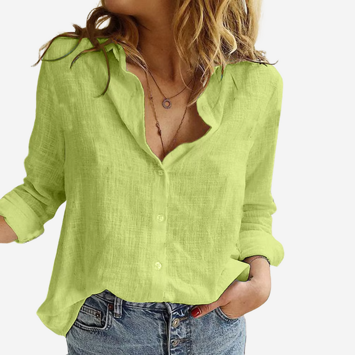Nora bluse med vintage stil, løstsiddende pasform og elegant reverskrave, ideel til varme dage.