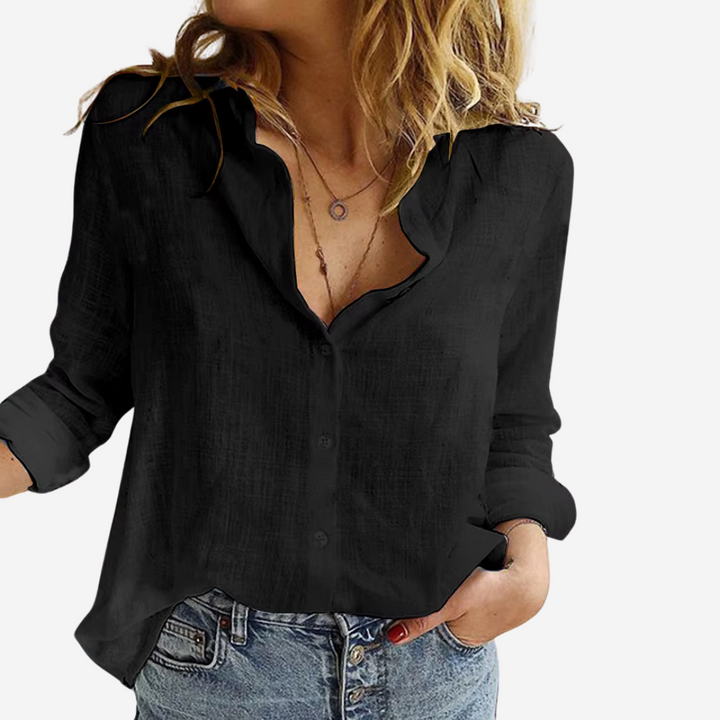 Nora bluse med vintage stil, løstsiddende pasform og elegant reverskrave, ideel til varme dage.