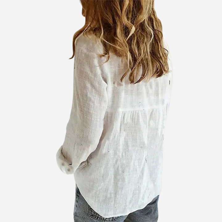 Nora bluse med vintage stil, løstsiddende pasform og elegant reverskrave, ideel til varme dage.