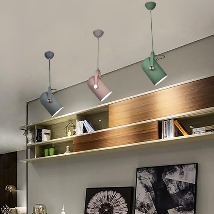Elegant justerbar LED loftlampe i nordisk design. Perfekt til minimalistisk og moderne indretning.