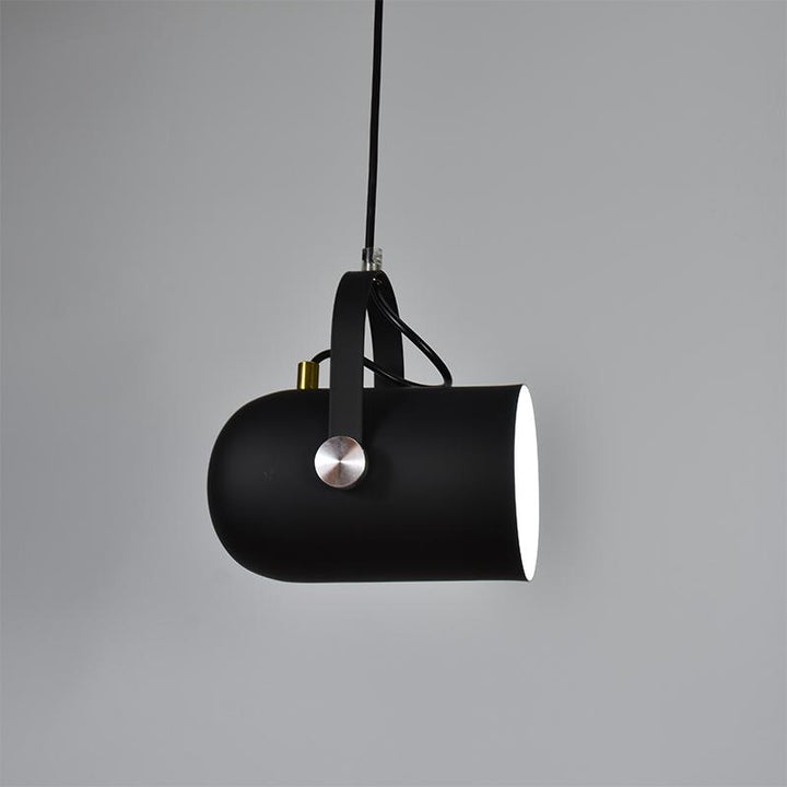 Stilfuld justerbar LED lampe i nordisk minimalistisk design, perfekt som loftlampe over spisebordet.