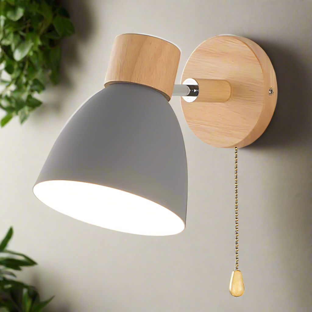 "Nordisk moderne væglampe med træafbryder, elegant design, grå lampe monteret på lys væg, skaber varm atmosfære."