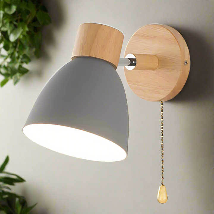 "Nordisk moderne væglampe med træafbryder, elegant design, grå lampe monteret på lys væg, skaber varm atmosfære."