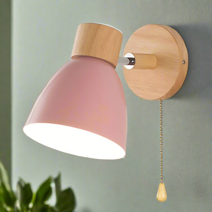 "Nordisk moderne væglampe med træafbryder, elegant design, grå lampe monteret på lys væg, skaber varm atmosfære."