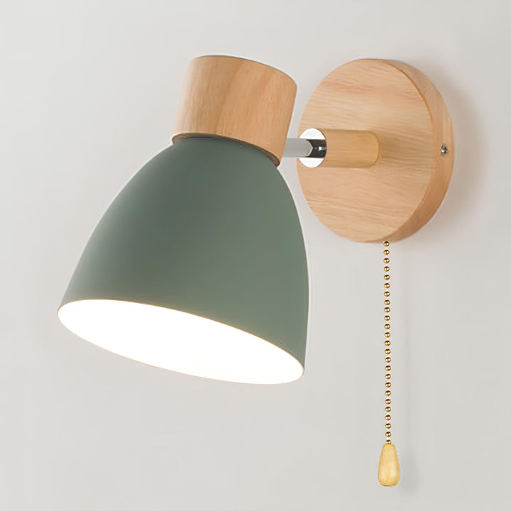 "Nordisk moderne væglampe med træafbryder, elegant design, grå lampe monteret på lys væg, skaber varm atmosfære."
