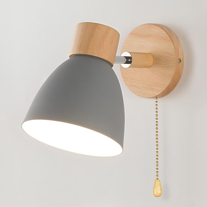 "Nordisk moderne væglampe med træafbryder, elegant design, grå lampe monteret på lys væg, skaber varm atmosfære."