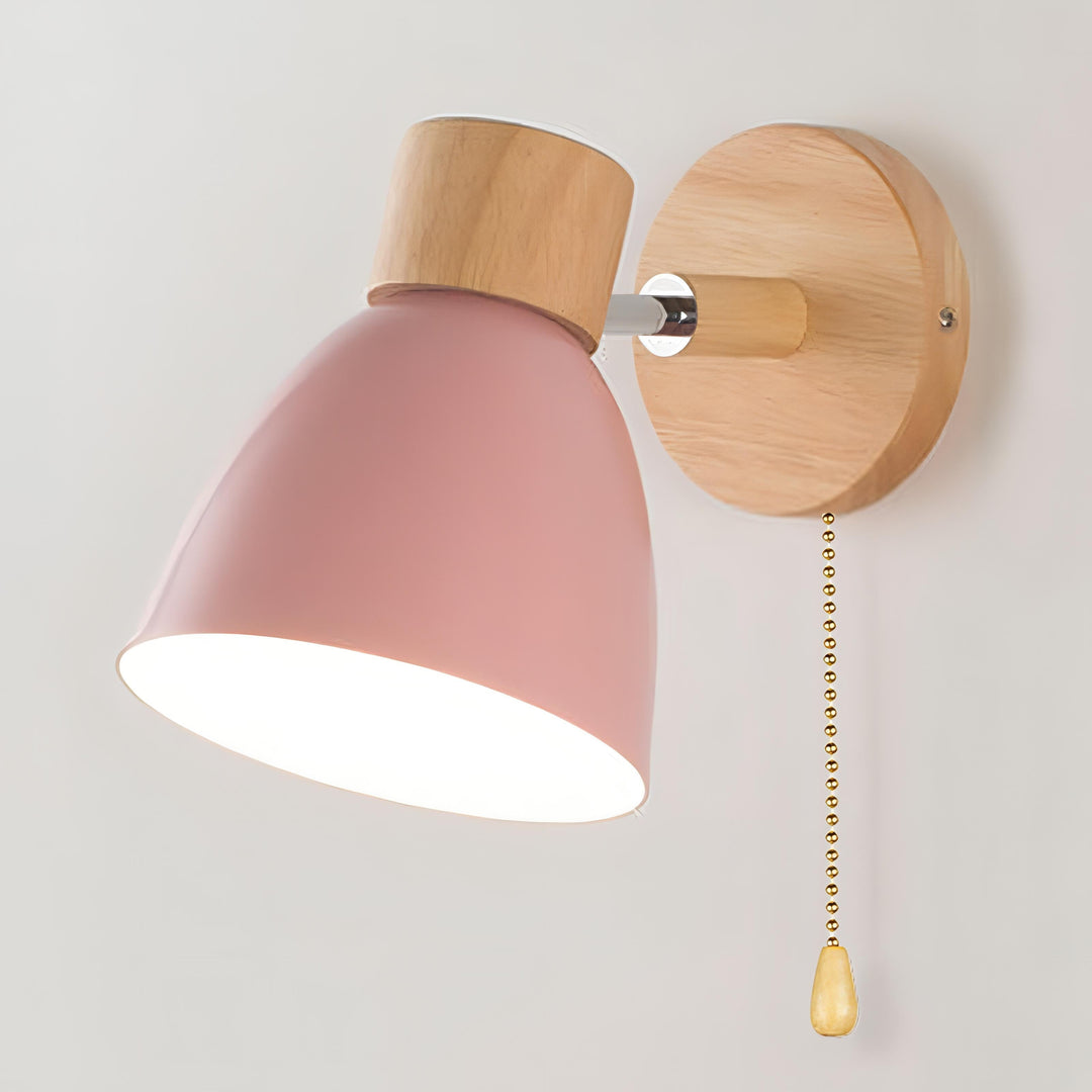 "Nordisk moderne væglampe med træafbryder, elegant design, grå lampe monteret på lys væg, skaber varm atmosfære."