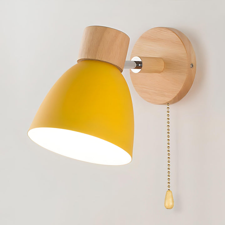 "Nordisk moderne væglampe med træafbryder, elegant design, grå lampe monteret på lys væg, skaber varm atmosfære."