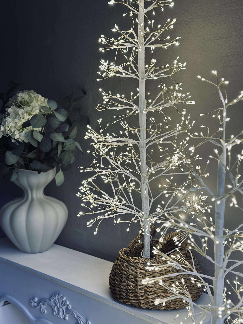 Naturtro kunstigt juletræ med varm LED-belysning, skaber hyggelig julestemning i hjemmet.