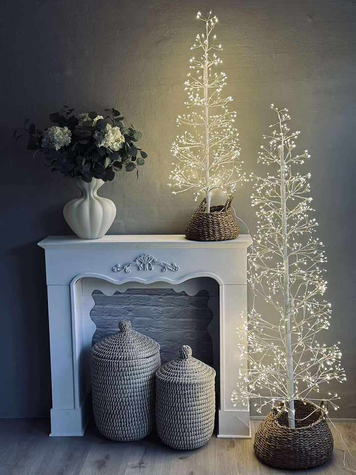 Festlig julepynt: Stabilt kunstigt juletræ med oplyste grene og varmt LED-lys.