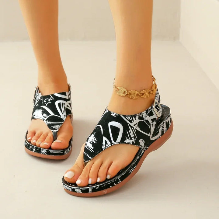 Stilfulde dame sandaler med justerbar rem og kilehæl. Ortopædiske komfort sko med et frisk sommer look for alle kvinder.