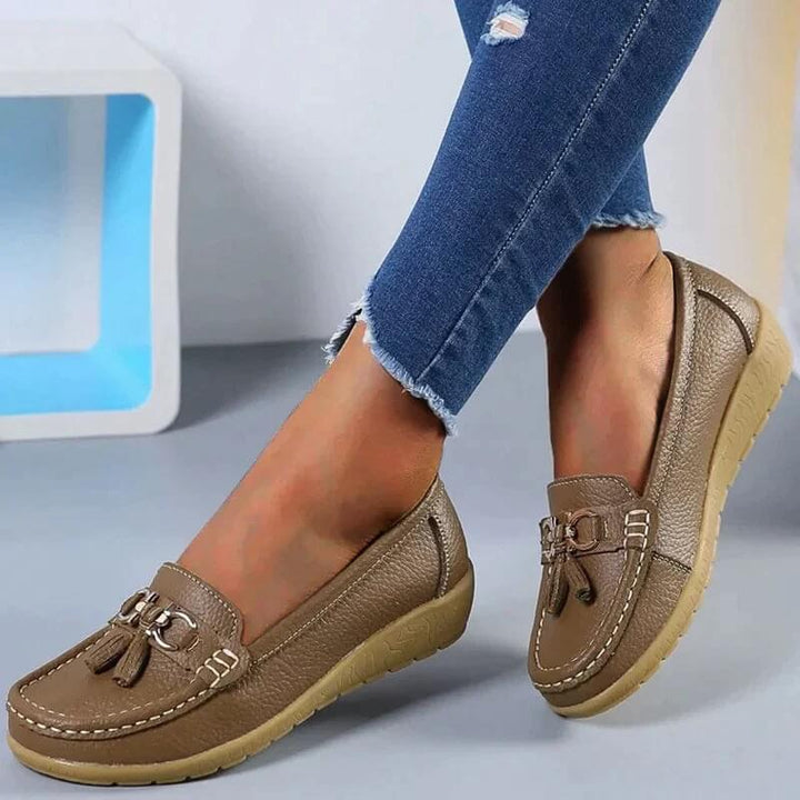 Støttende ortopædiske loafers til kvinder. Ergonomisk designet komfortsko for sund fodstilling.