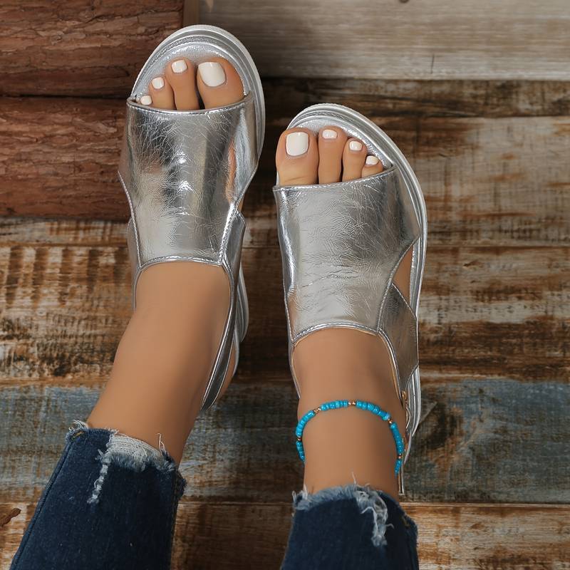 Stilfulde guld ortopædiske sandaler til kvinder. Elegante sommer sandaler med letvægts design.