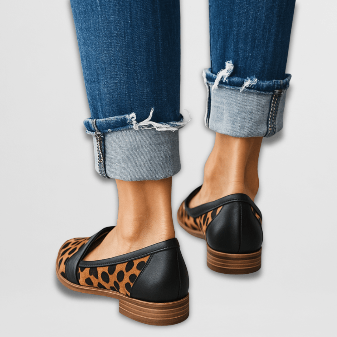 Komfortable ortopædiske kvindeloafers i klassisk sort med spids tå, elegante slip-on hverdagssko.