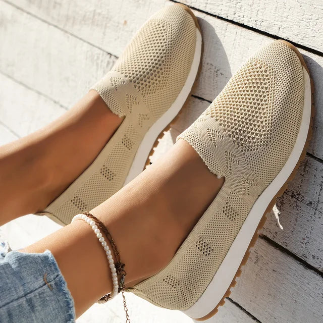 "Ortopædiske dame slip-ons i marineblå med åndbar fodseng, let slip-on design og elegant stil."