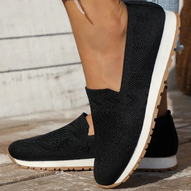 "Ortopædiske dame slip-ons i marineblå med åndbar fodseng, let slip-on design og elegant stil."