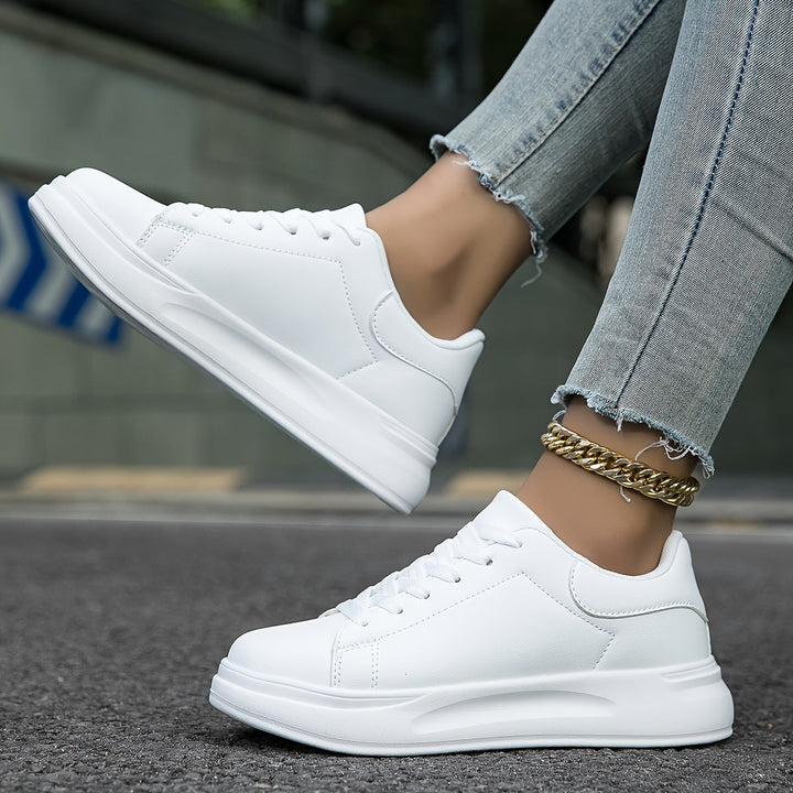 Ortopædiske damesneakers i hvid med åndbart mesh og stødabsorberende sål for komfort og støtte til daglig brug.