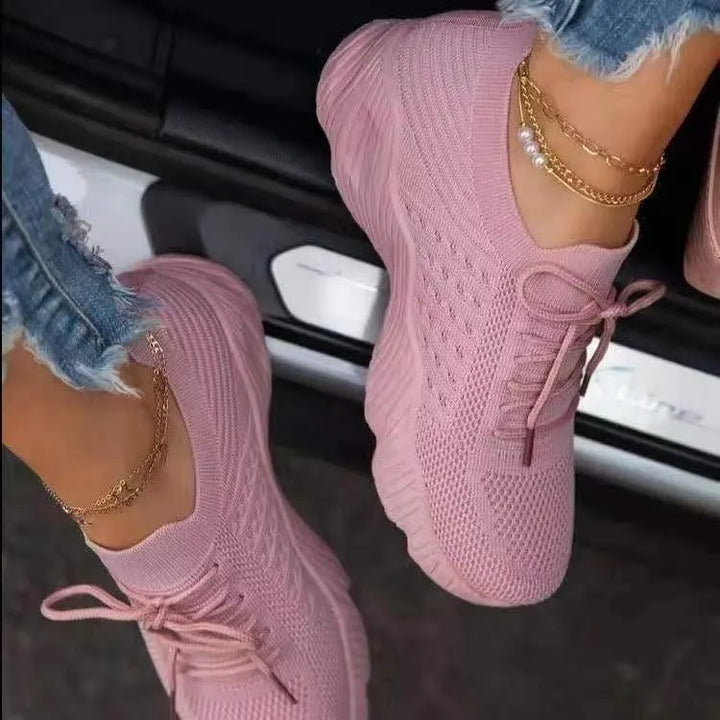 "Ortopædiske damesneakers i hvidt mesh med skridsikker gummisål, designet for komfort og støtte til daglig brug."