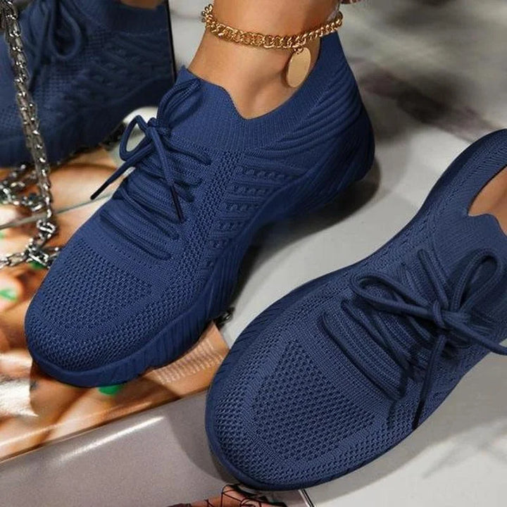 "Ortopædiske damesneakers i hvidt mesh med skridsikker gummisål, designet for komfort og støtte til daglig brug."