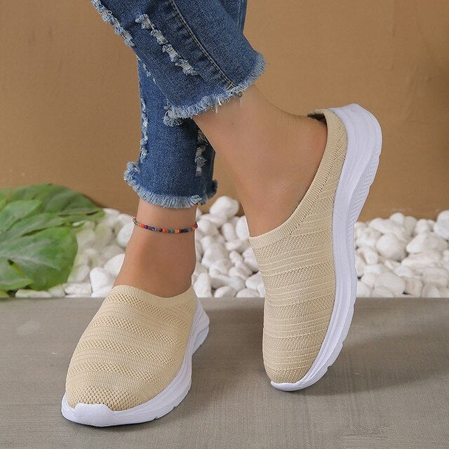 "Ortopædiske slip-on sneakers i grå mesh, lette at bære, med støtte og stil, perfekt til både hverdag og formelle lejligheder