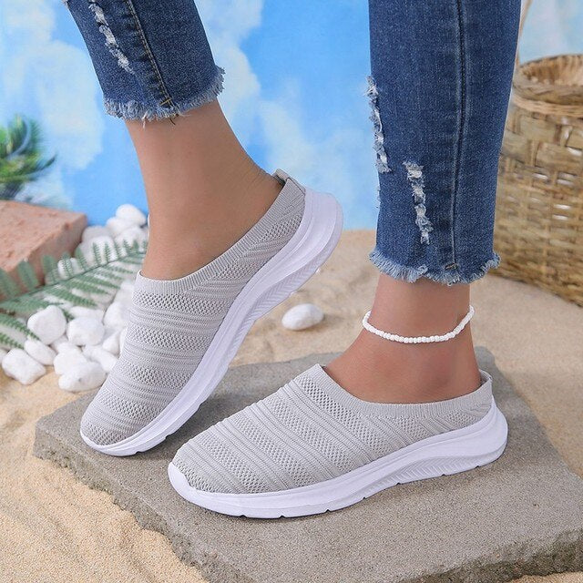 "Ortopædiske slip-on sneakers i grå mesh, lette at bære, med støtte og stil, perfekt til både hverdag og formelle lejligheder