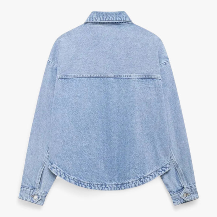"Overdimensioneret blå denimjakke med klassisk krave, brede lommer og buede kanter i moderne vintage-stil for kvinder."