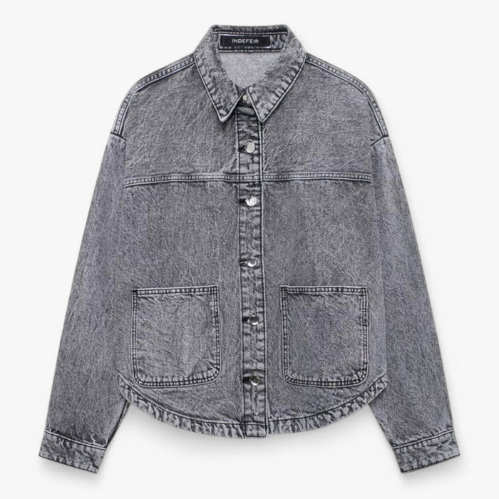 "Overdimensioneret blå denimjakke med klassisk krave, brede lommer og buede kanter i moderne vintage-stil for kvinder."