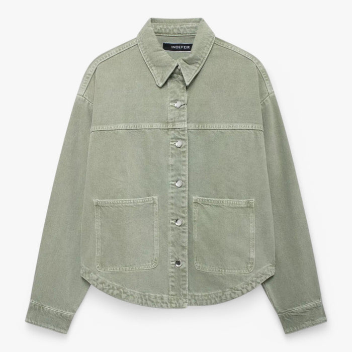 "Overdimensioneret blå denimjakke med klassisk krave, brede lommer og buede kanter i moderne vintage-stil for kvinder."