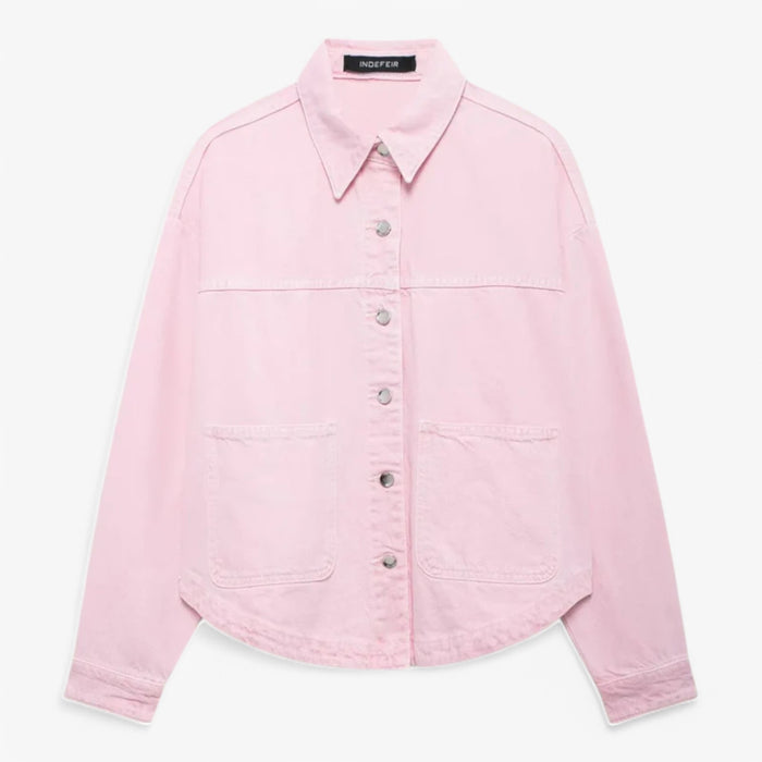 "Overdimensioneret blå denimjakke med klassisk krave, brede lommer og buede kanter i moderne vintage-stil for kvinder."