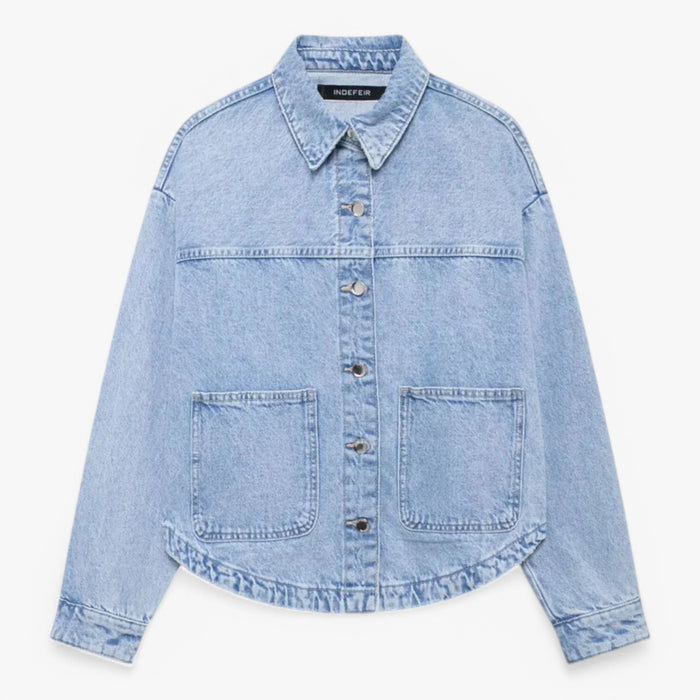 "Overdimensioneret blå denimjakke med klassisk krave, brede lommer og buede kanter i moderne vintage-stil for kvinder."