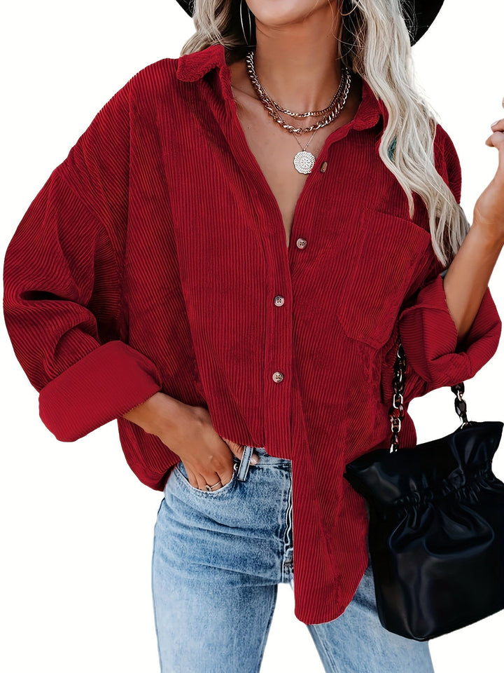 Oversized corduroy skjorte i blødt bomuld med klassisk krave og moderne, afslappet fit. Perfekt til lagdeling og hverdag.