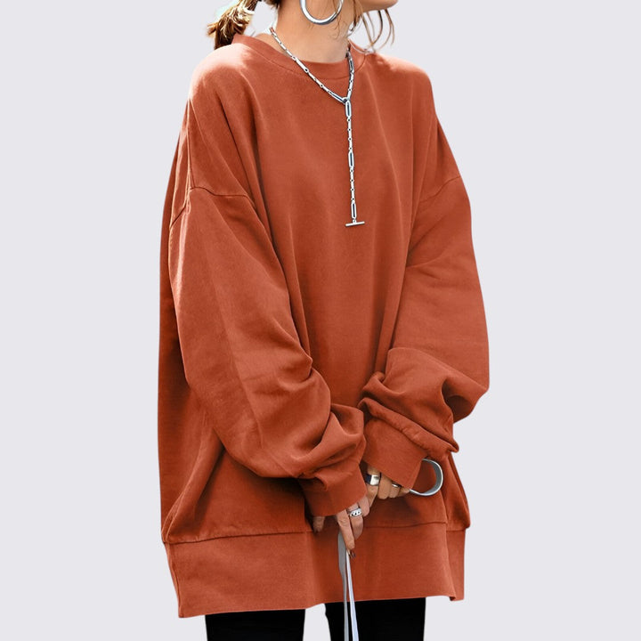Blød, langærmet dame sweatshirt med rund hals. Oversized pasform til komfortabel hverdags- og streetwear.