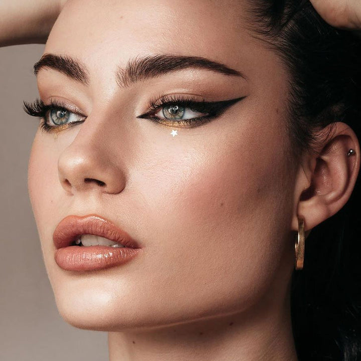 Kosmetik til kvinder: Langtidsholdbar vinge eyeliner. Nem at bruge, giver perfekt præcision og vandfast look.