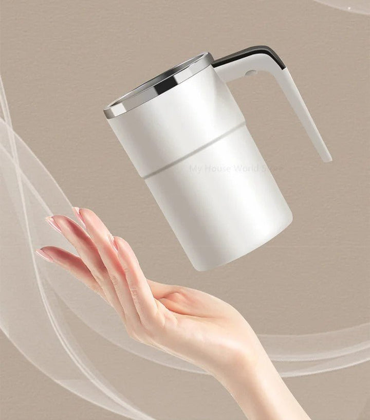 Grå selv-rørende kop til kaffe og andre drikke. En smart gadget, der sparer tid på kontor og rejse.