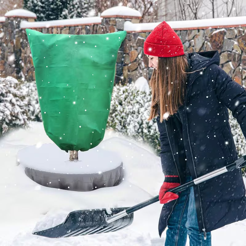Plantefrostskærm beskytter potteplanter mod vinterfrost i haven.