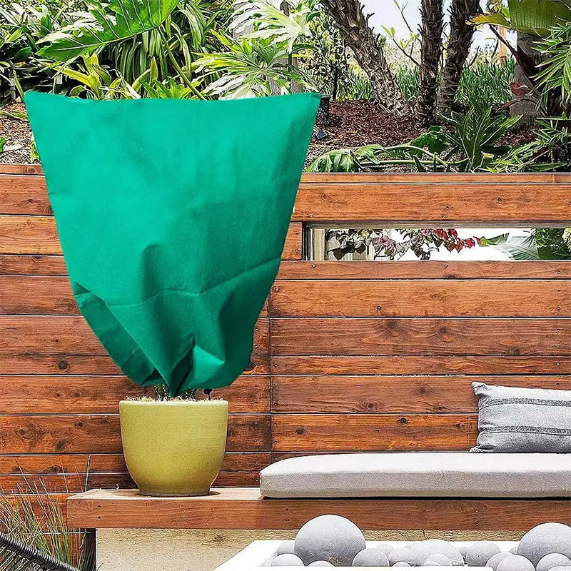 Åndbar plantefrostbeskyttelse mod kulde og vind for grønne planter.