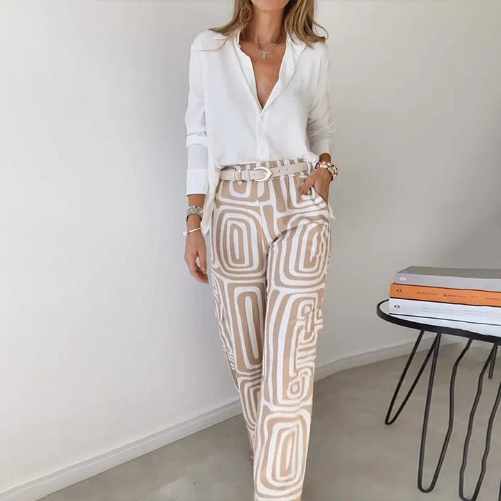 Elegant plus size skjorte- og bukse sæt for kvinder. Perfekt til et smart business look eller moderne fritidstøj.