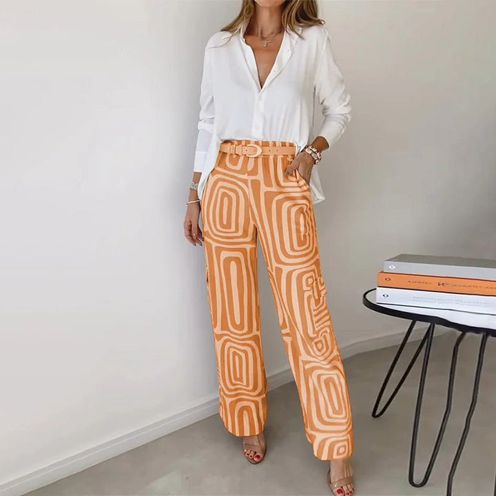 Moderne plus size todelt sæt med behagelig skjorte og stilfulde mønstrede bukser. Til elegant komfort.