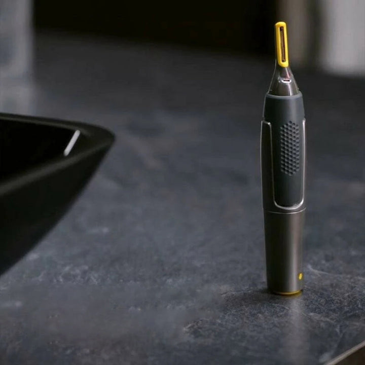 Ergonomisk præcisionstrimmer med indbygget LED-lys, perfekt til detaljeret ansigts- og kropspleje.