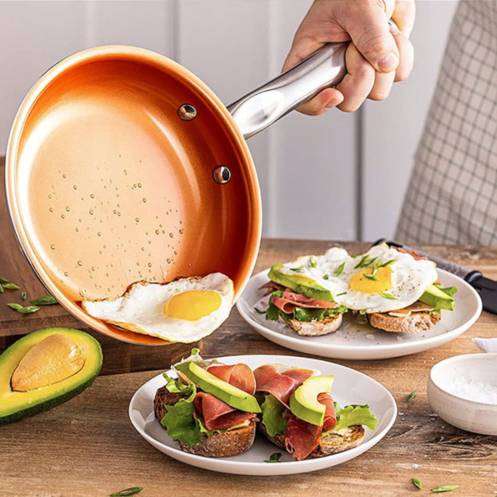 Nonstick kobberpande, perfekt til sund madlavning. Nem rengøring og jævn varmefordeling.